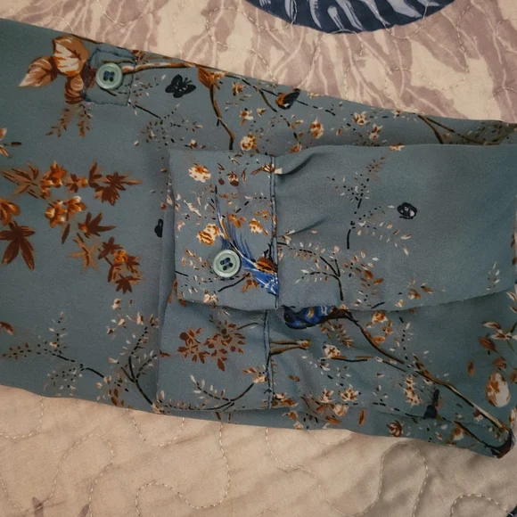 LE LIS Spring Button Down Top - Picture 4 of 7